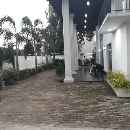 The Kingston Hotel คิริบัทโกดา ภายนอก รูปภาพ