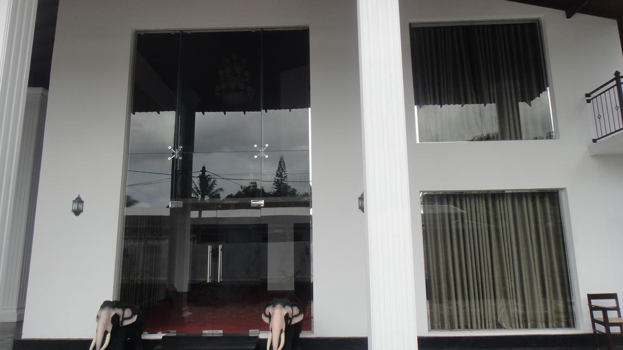 The Kingston Hotel คิริบัทโกดา ภายนอก รูปภาพ