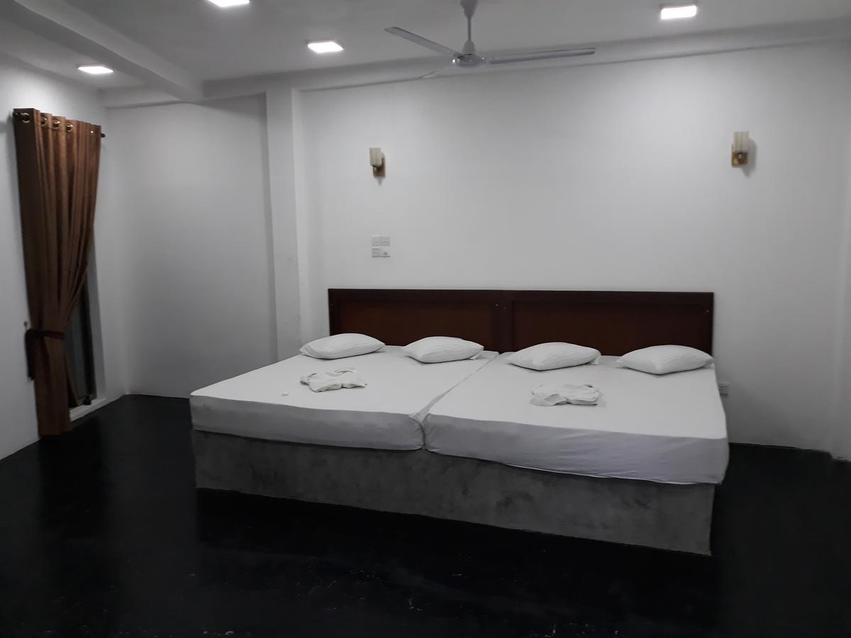 The Kingston Hotel คิริบัทโกดา ภายนอก รูปภาพ