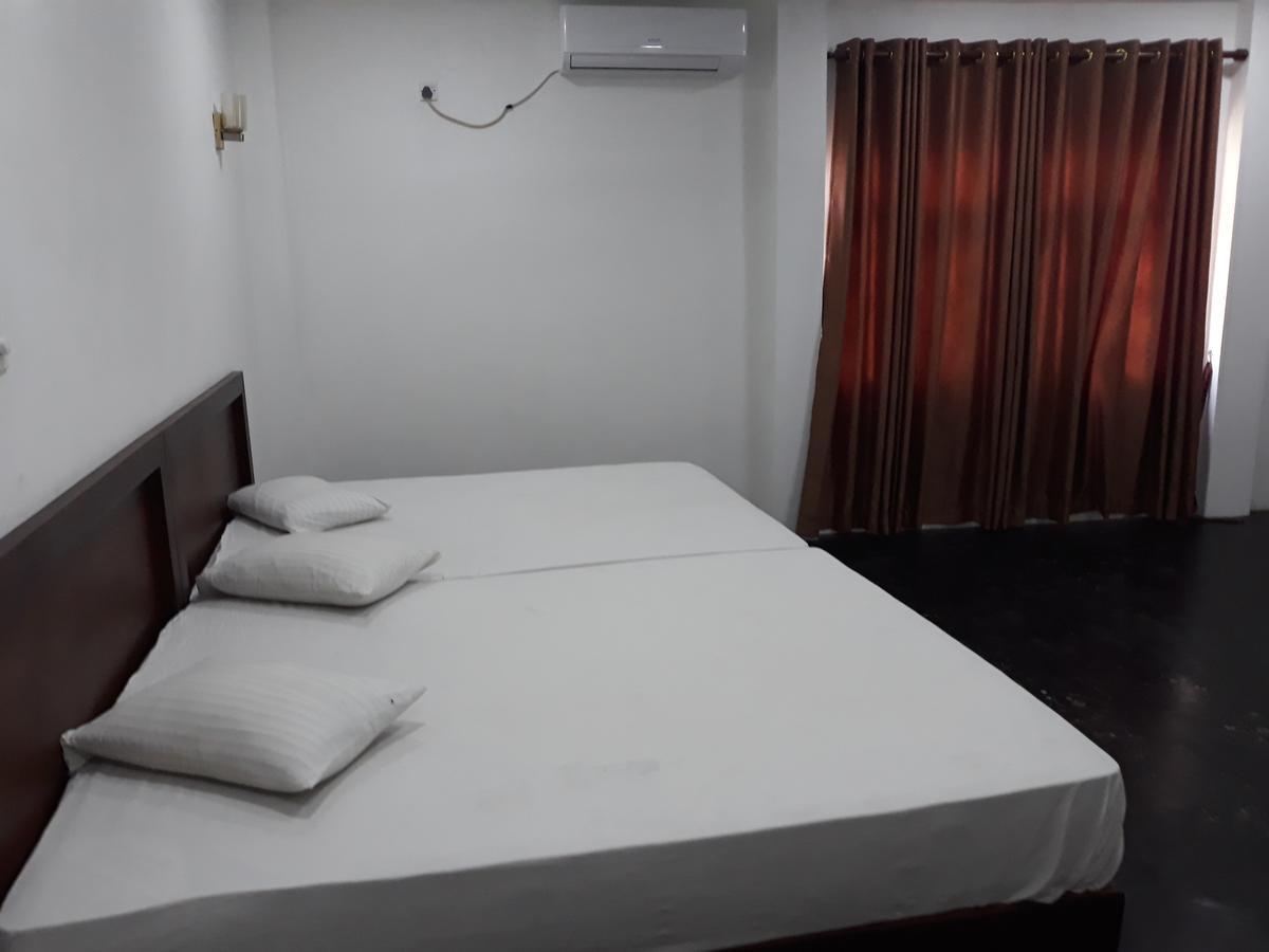 The Kingston Hotel คิริบัทโกดา ภายนอก รูปภาพ